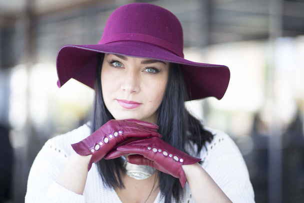 Елегантна молода жінка з красивим макіяжем в капелюсі і рукавичках
 - Фото, зображення
