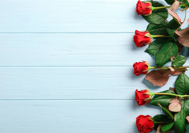 Μπουκέτο με όμορφα κόκκινα τριαντάφυλλα  - Φωτογραφία, εικόνα