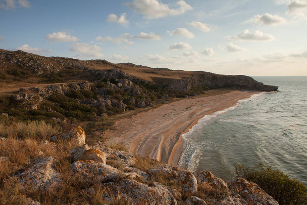 Осенний залив на Азовском море, пустынный пляж, золотые холмы, живописные скалы
.  - Фото, изображение