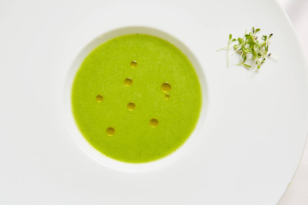 cream soup puree of green peas view from the top - 写真・画像