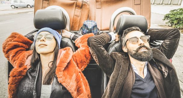 Mode-Hipster Freund und Freundin - glückliches Paar entspannt bei Autofahrt - modernes Beziehungskonzept mit jungen Menschen, die gemeinsam unterwegs sind - Vintage-Retro-Filter - Foto, Bild