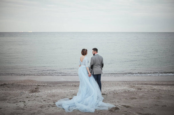 bride couple on seashore - Fotografie, Obrázek