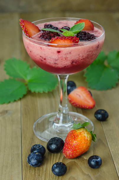 Raspberry smoothie with fresh berries - Φωτογραφία, εικόνα