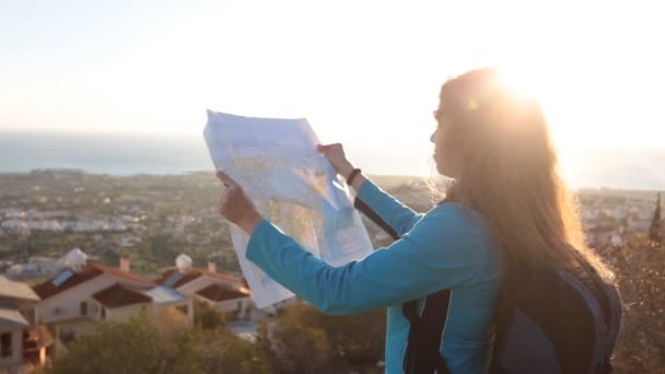 Chica viajero buscando la dirección correcta en el mapa
 - Imágenes, Vídeo