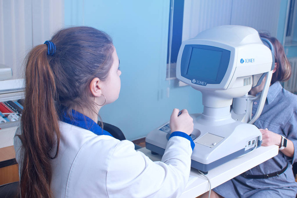 Έλεγχος όρασης σε μια κλινική του μέλλοντος - Φωτογραφία, εικόνα