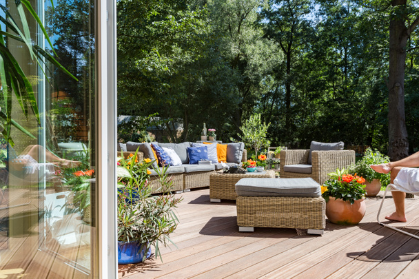 Villa terrasse avec meubles en rotin
 - Photo, image