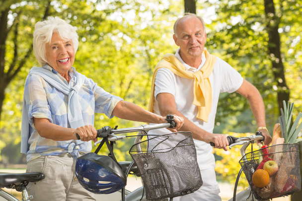 Personas mayores activas en bicicleta en el parque
 - Foto, Imagen