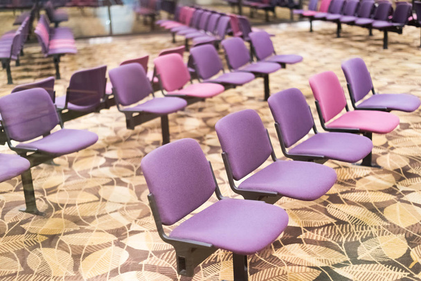Chaises vides à l'aéroport
 - Photo, image