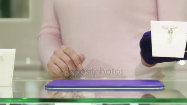 Mujer muestra diferentes artículos de joyería en la tienda
 - Metraje, vídeo