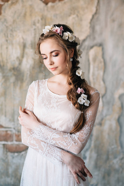 Beautiful young bride-to-Evening hairstyle and luxurious dress. - Foto, immagini