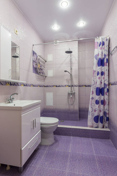 das Innere eines Badezimmers mit WC - Foto, Bild