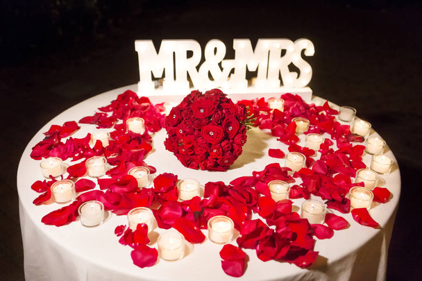 Hermosa mesa de bodas con Mr. & Mrs.
. - Foto, imagen