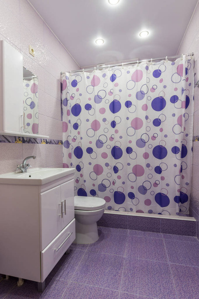 Interiér koupelny, pokoj s šatnou, sprchový závěs závěsem - Fotografie, Obrázek