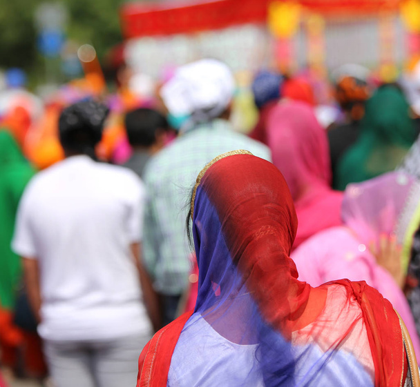 Mulheres sikh com véus sobre suas cabeças durante o festival em th
 - Foto, Imagem