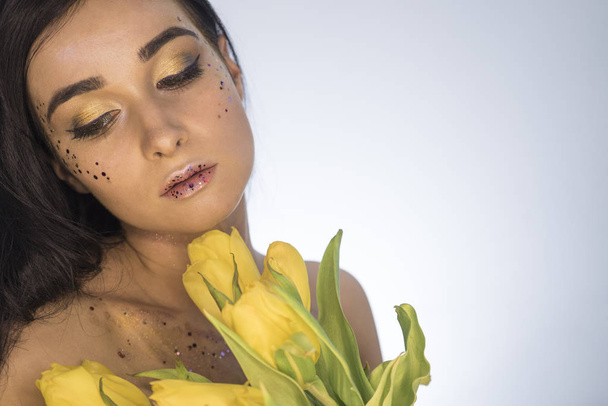 Menina bonita. Retrato de uma menina com tulipas amarelas
. - Foto, Imagem
