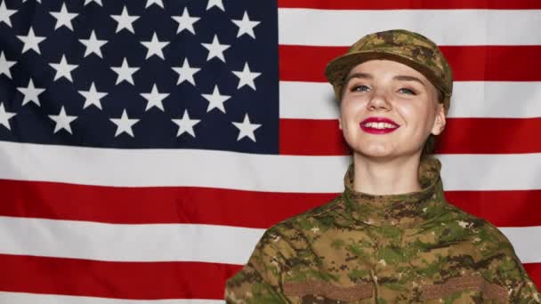 4k. attraktive Soldatinnen vor uns Flagge mit Zeichen ok und Lächeln - Filmmaterial, Video