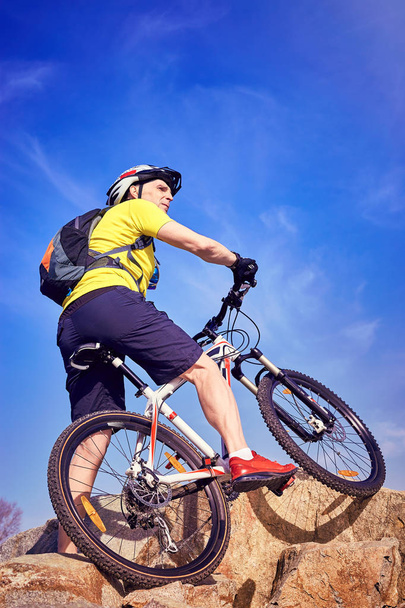 Велосипедист, який подорожує в горах влітку в сонячний день
 - Фото, зображення