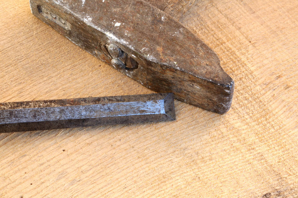 kladivo a dláto na hrubé dřevěné pozadí - Fotografie, Obrázek
