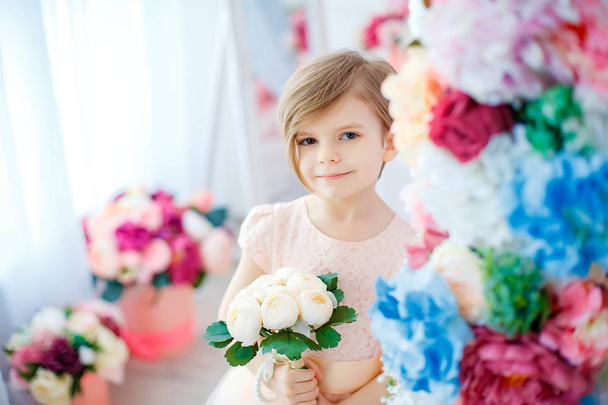 Adorable little girl with bouquet - 写真・画像
