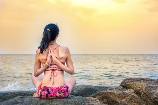 Ragazza che fa yoga in spiaggia
 - Foto, immagini