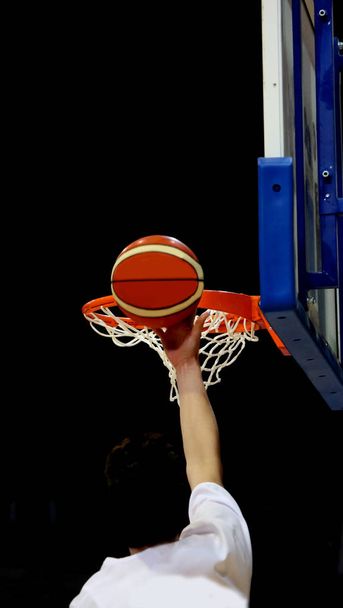 basketbalový hráč během drcení koše s bas - Fotografie, Obrázek