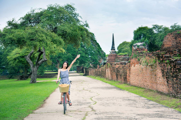 Lány látogatása Ayutthaya, Thaiföld, kerékpár - Fotó, kép