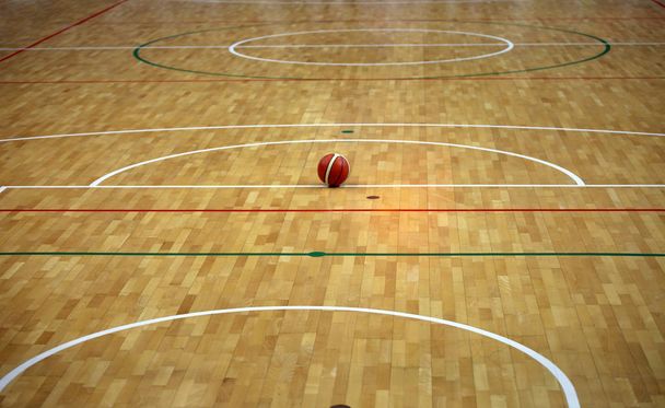 basketbal in de basketbalspeelplaats met een houten parket en gam - Foto, afbeelding