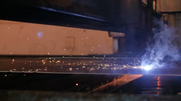 Laser cutter snijdt metalen onderdelen - Video