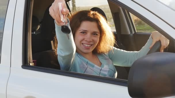 Mujer joven mostrando la llave de un coche nuevo
 - Imágenes, Vídeo