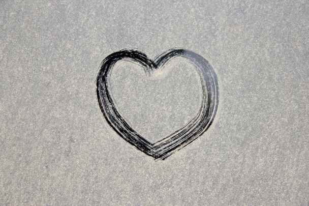Tozlu cam kalp üzerinde boyalı - Fotoğraf, Görsel