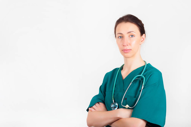 Porträt einer jungen attraktiven Ärztin, Chirurgin, Krankenschwester mit Stethos - Foto, Bild