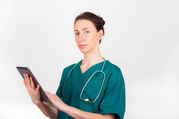 Retrato de jovem médico atraente, cirurgião, enfermeira com estetos
 - Foto, Imagem