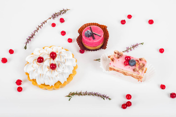 Diverso tipo di bella pasticceria, piccole torte dolci colorate - Foto, immagini