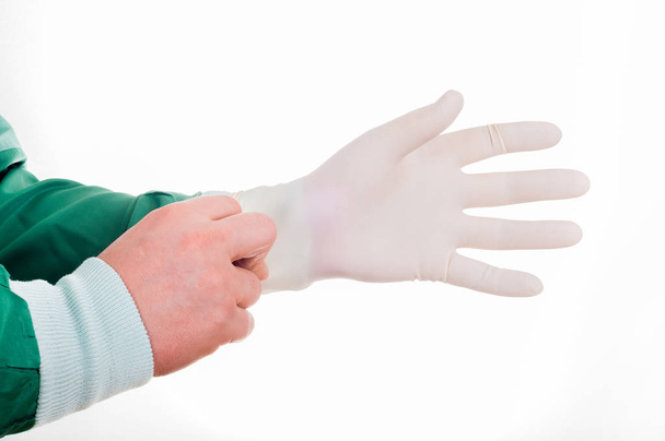 Zbliżenie na ręce lekarza Mężczyzna zakładanie g chirurgiczne sterylizowane - Zdjęcie, obraz
