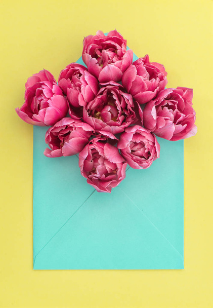Pink tulip flowers envelope Floral background - Фото, изображение