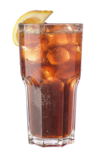 Cola v sklenici s ledem a plátkem citronu. Izolované na bílém pozadí, včetně ořezové cesty - Fotografie, Obrázek