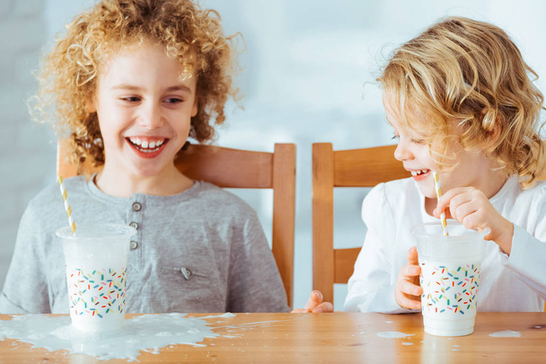 Siblings dinking milk - Valokuva, kuva