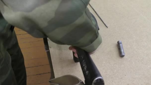 desmontaje-Asamblea del Kalashnikov
 - Metraje, vídeo