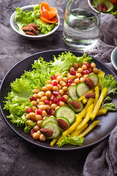 Salat mit Gurken, Paprika, Granatapfel-Kichererbsen - Foto, Bild