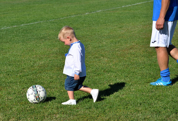 Chlapeček si hraje s ball_2 fotbal - Fotografie, Obrázek