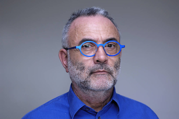 mężczyzna w średnim wieku z niebieską koszulę i okulary - Zdjęcie, obraz