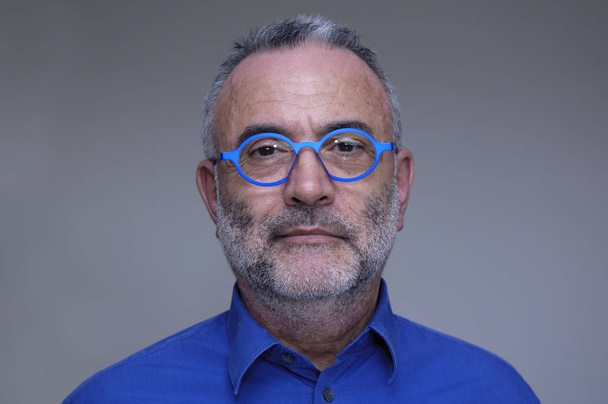 Orta yaşlı adam mavi gömlek ve gözlük - Fotoğraf, Görsel