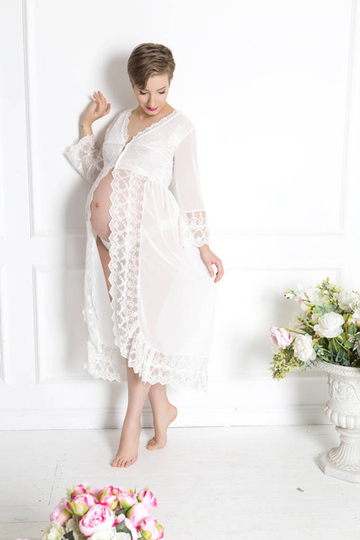 schöne schwangere brünette kaukasische Frau mit Kurzhaarschnitt i - Foto, Bild