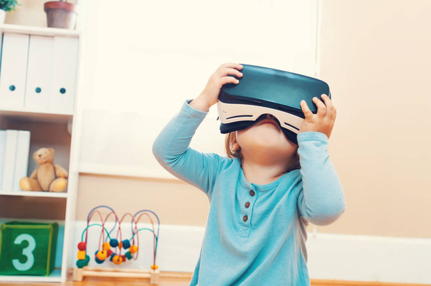 Toddler girl with virtual reality headset - Φωτογραφία, εικόνα