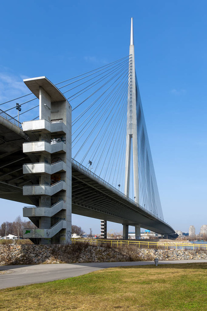 Pohled do Ada most na řece Sava v Bělehradě, Srbsko - Fotografie, Obrázek