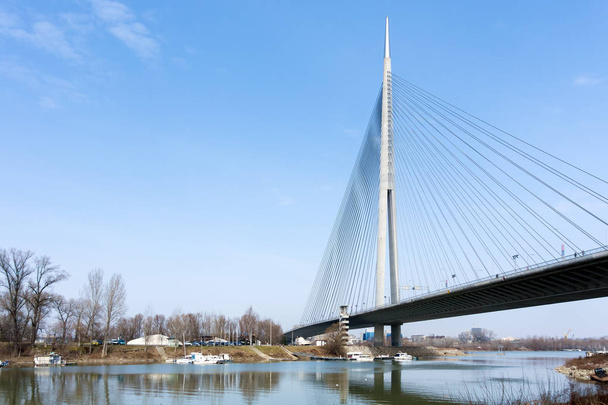Pieni satama ja näkymä Ada-sillalle Sava-joelle Belgradissa, Serbiassa
 - Valokuva, kuva