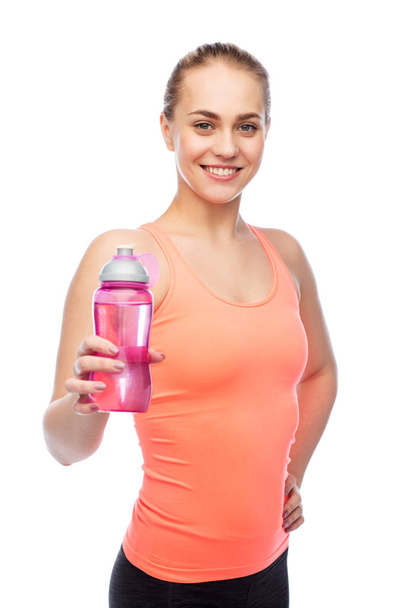 mujer joven y deportiva feliz con botella de agua
 - Foto, Imagen