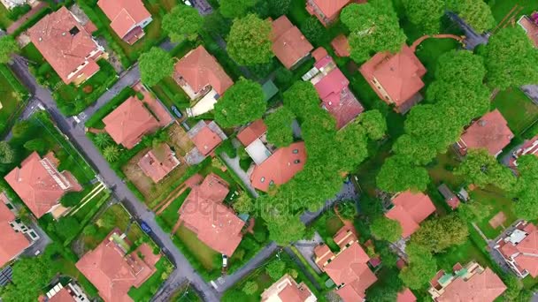 Increíble suburbio en Europa en tiempo real, casas bajas, calles estrechas, árboles verdes, la vida del pueblo, tiro aéreo
 - Imágenes, Vídeo
