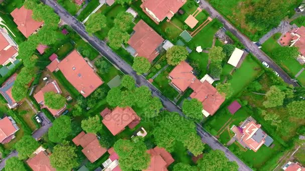 Natáčení z vrtulníku moderní příměstské každodenního života, domy s ohrazené prostory, trávníky a krásné stromy - Záběry, video