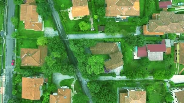 Rustige Europese voorsteden, privésector in zomer dag luchtfoto schot, lege straten, groene gazons - Video